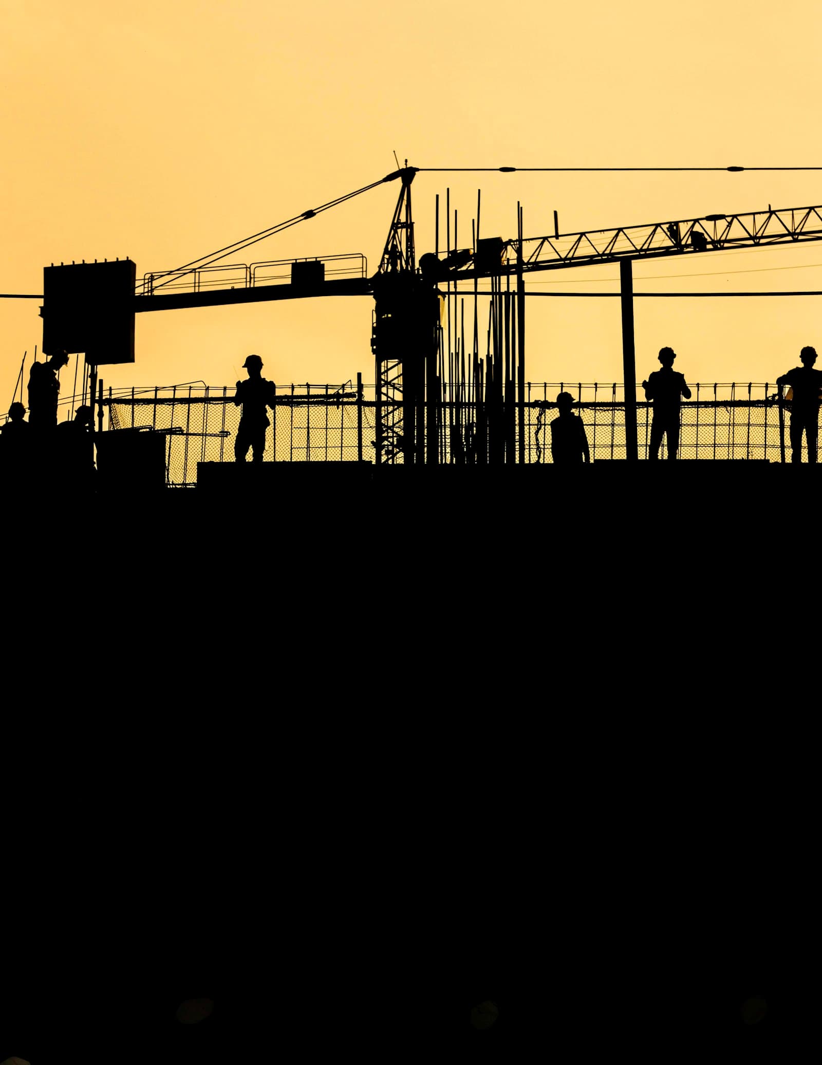 Trabajadores en obra al atardecer